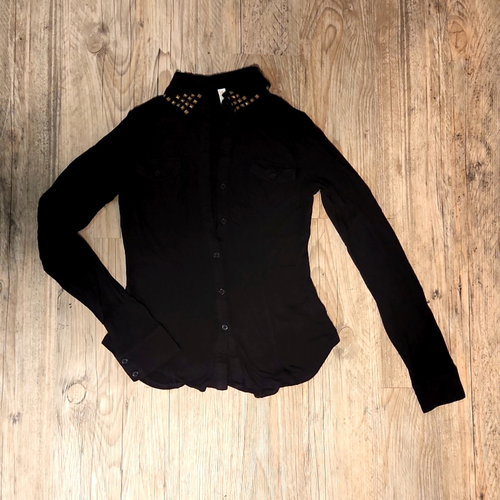 Soft long sleeve buttondown with brass details
